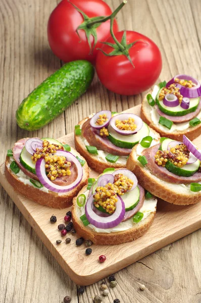 Sandwiches with sausage and onion — Stock Photo, Image