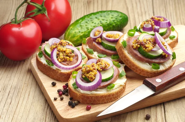 Sandwiches with sausage and onion — Stock Photo, Image