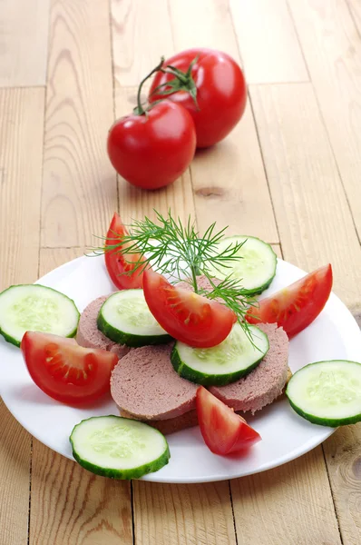 肝臓のソーセージ、キュウリ、トマトのサンドイッチ — ストック写真