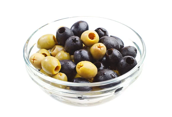 Olives vertes et noires dans un bol en verre — Photo
