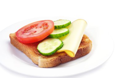 kızarmış ekmek, peynir, domates ve salatalık ile