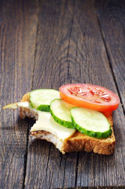 Peynirli ve sebzeli sandviç.