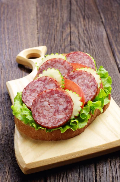 Sandwich with sausage, tomato and cucumber — Stock Photo, Image