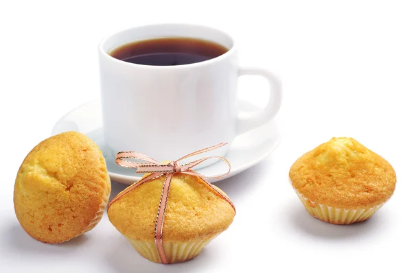 Trois cupcakes et une tasse de thé — Photo