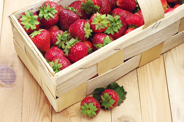 Erdbeeren im Korb und in der Nähe — Stockfoto
