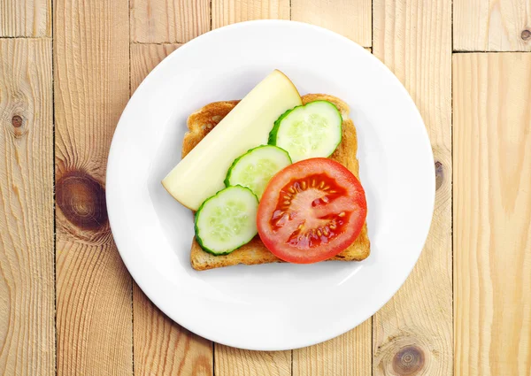 Kızarmış ekmek, peynir, domates ve salatalık ile — Stok fotoğraf