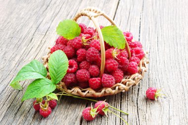 hasır sepet içinde ahududu