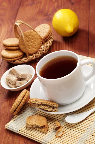 Kopje thee en zoete cookies — Stockfoto