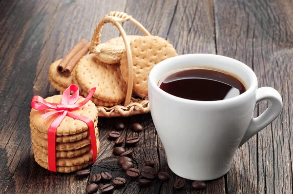 Tasse Kaffee und süße Kekse — Stockfoto