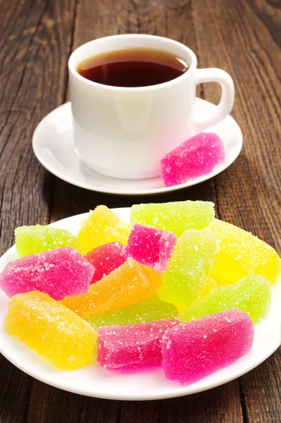 Färgglada marmelad och kopp te — Stockfoto