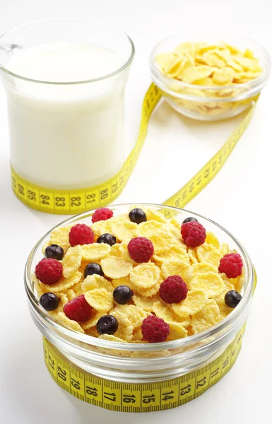 Ciotola di cornflakes e tazza di latte — Foto Stock