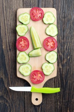dilim salatalık ve domates ve bıçak