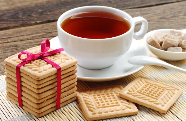 Galletas y taza de té —  Fotos de Stock