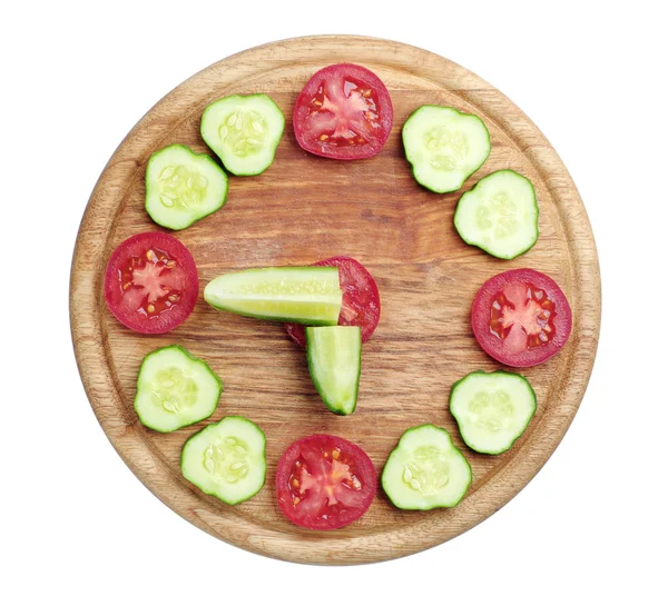 Fette di cetriolo e pomodoro a forma di orologio — Foto Stock