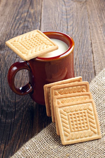 Coupe de lait et biscuits — Photo