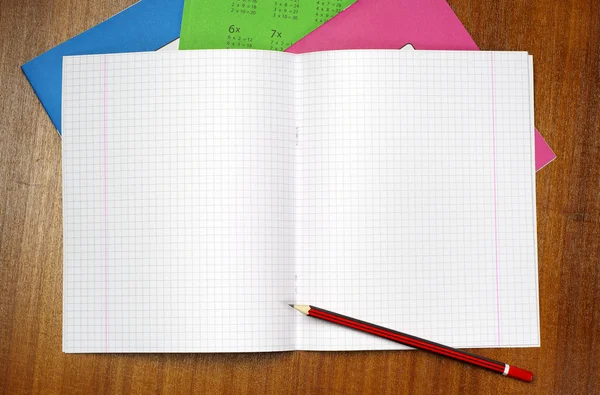 Öğrenci yarıyıl not defteri ve kalem — Stok fotoğraf