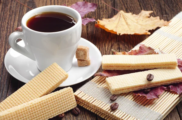 Zoete wafel en kopje koffie — Stockfoto