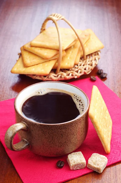Filiżankę gorącej kawy i krakersy — Zdjęcie stockowe