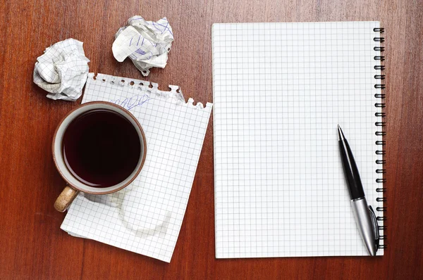 Café, cuaderno, bolígrafo y papel arrugado — Foto de Stock