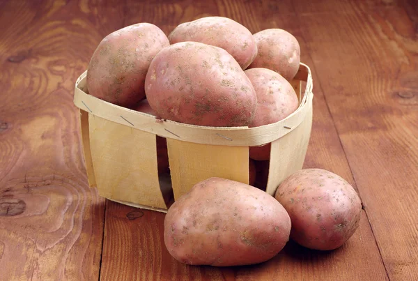 Pommes de terre fraîches au panier — Photo