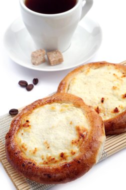 süzme peynir ve kahve fincanı ile buns