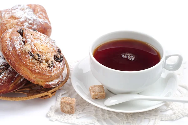 Cup of tea and buns with raisins — Stock Photo, Image