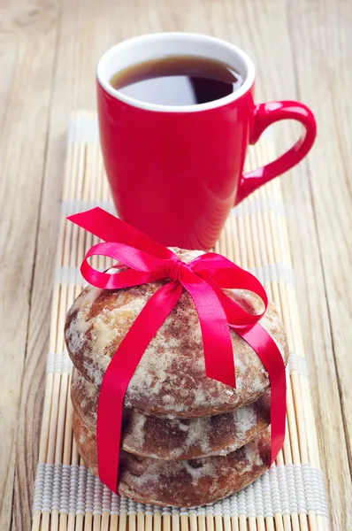 Pan de jengibre dulce y taza de té —  Fotos de Stock