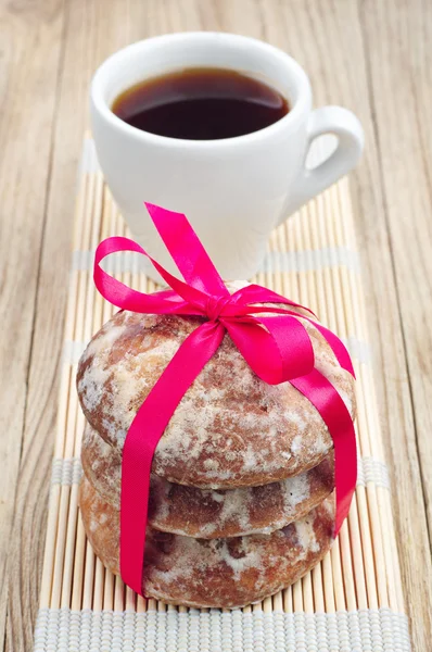 Pan de jengibre dulce y taza de café — Foto de Stock