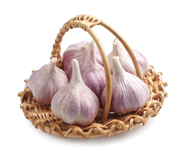 Fresh garlic in a wicker basket — Stock Photo, Image