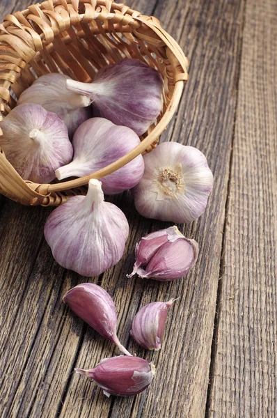 Fresh garlic and cloves — Stock Photo, Image