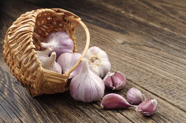 Garlic in a wicker basket — Stock Photo, Image