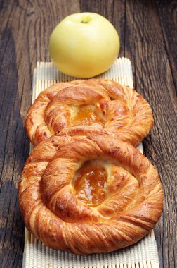 iki yuvarlak çörekler ve elma