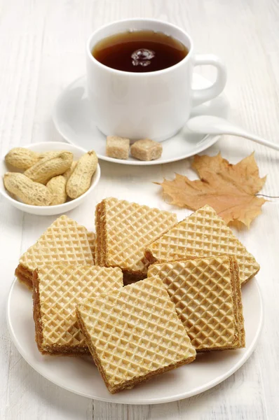 甜甜的华夫饼干和杯茶 — 图库照片