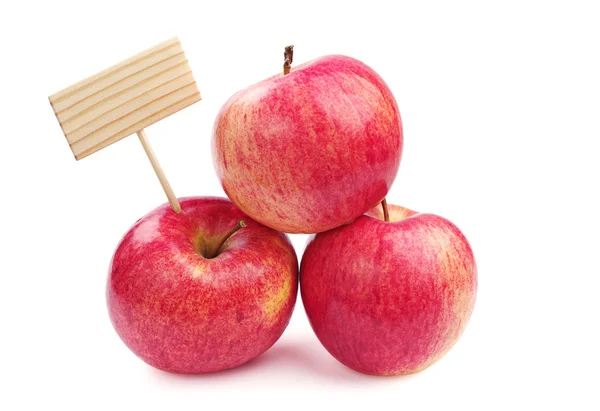 3 つのリンゴと木製のラベル — ストック写真