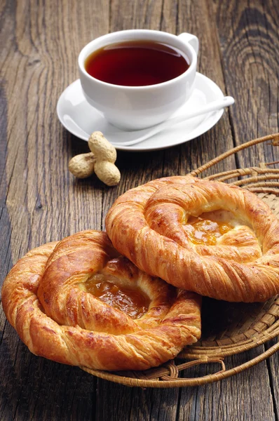 Deux petits pains et une tasse de thé — Photo