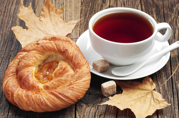 丸いパンと紅茶のカップ — ストック写真