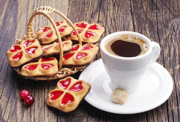 Fincan kahve ve tatlı kurabiye — Stok fotoğraf
