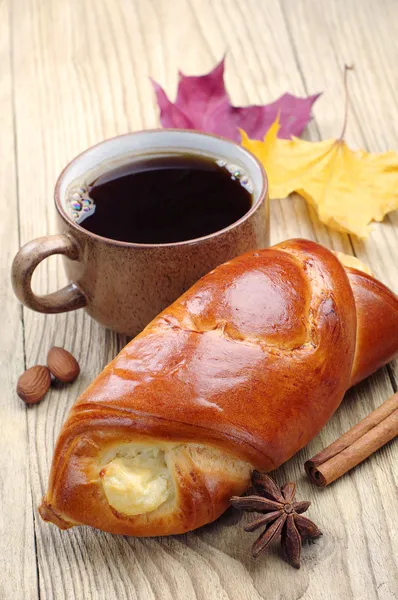 Pan dulce y taza de café — Foto de Stock