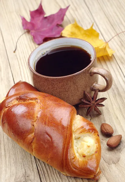 Bun and cup of coffee — Stock Photo, Image