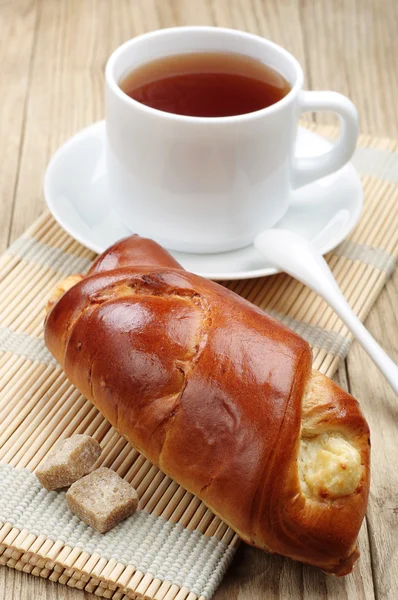 Sweet bun and cup of tea — Stock Photo, Image