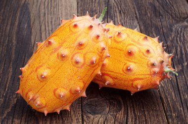 İki meyve kiwano - Afrika boynuzlu salatalık