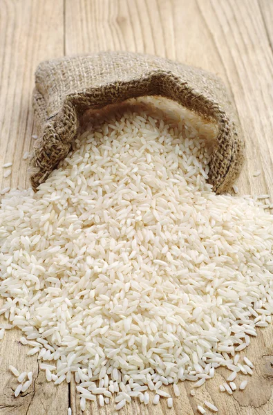 Arroz en mesa de madera —  Fotos de Stock