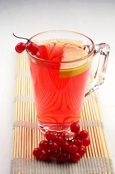 与红色荚蒾浆果和柠檬的茶 — 图库照片