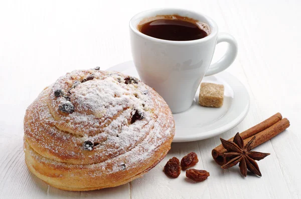 Pão doce e xícara de café — Fotografia de Stock