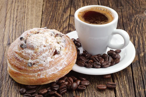 Fincan kahve ve çörek — Stok fotoğraf