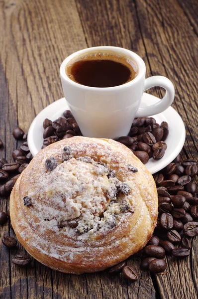 Taza de café y bollo dulce — Foto de Stock