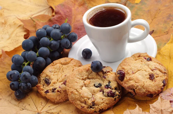 Tasse de café, biscuits et raisins — Photo