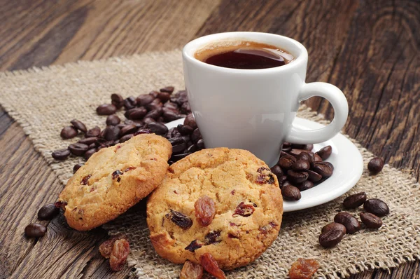 Kopp kaffe och kakor med russin — Stockfoto