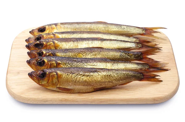 烟熏鲱鱼在菜板上 — 图库照片
