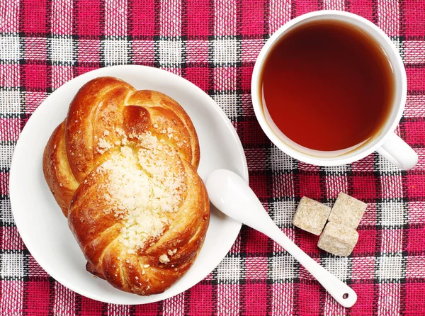 菓子パンと紅茶のカップ — ストック写真